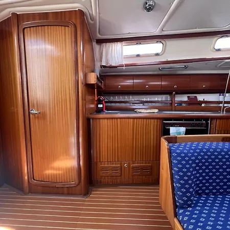 Boat & Breakfast Atlas Center 船上ホテル